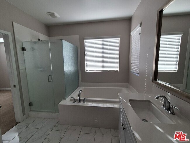Building Photo - 383 Silk Tree Ave