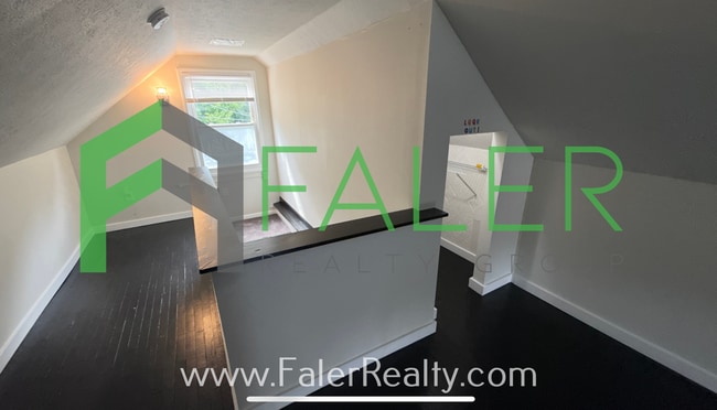 Building Photo - Show-stopping rental available!