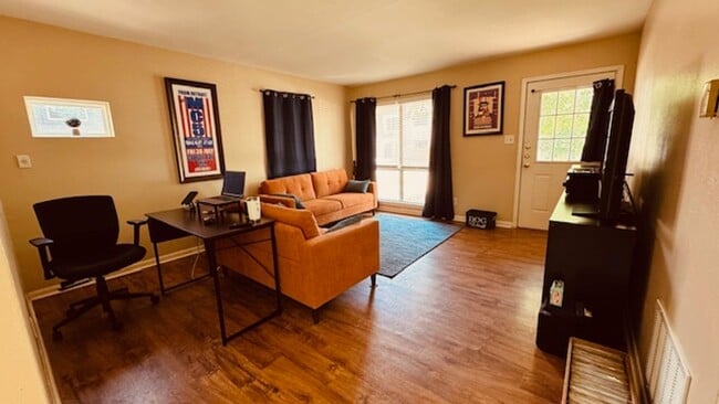 Building Photo - Clean South Austin 3/1 House w/ Carport, Private fenced yard Near First St not far from Ben White