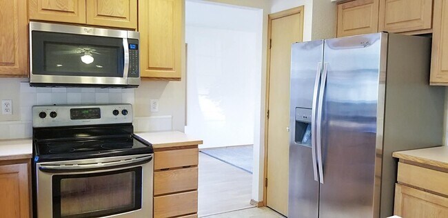 Building Photo - Refreshed and Move in ready 04/20/2026 - 4 bedrooms in Lacey - North Thurston School district.