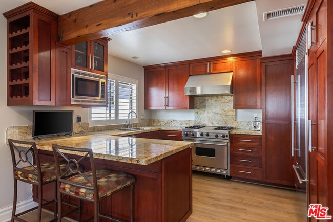 Building Photo - 1541 Palisades Dr