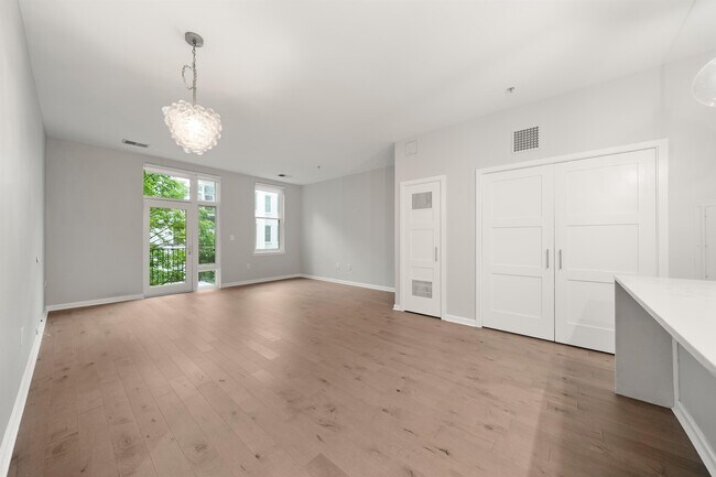 Building Photo - 1100 Adams St