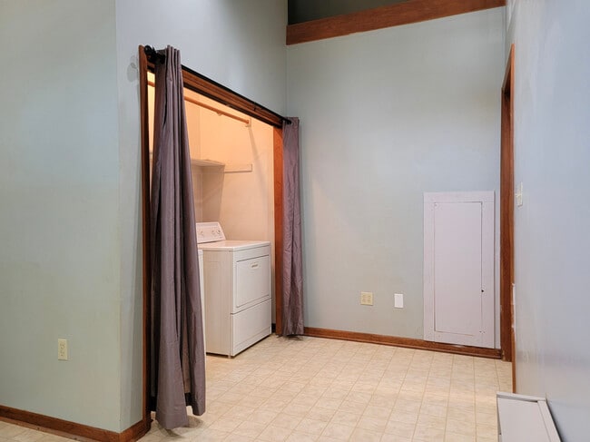 Building Photo - 271 W Main St