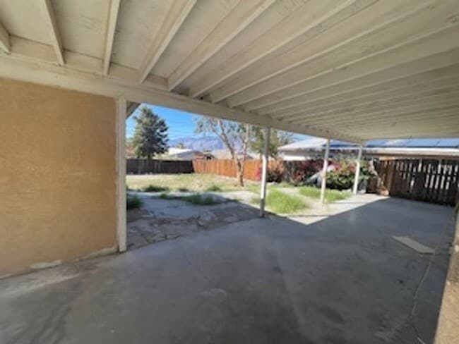 Building Photo - Central DHS, 2 BEDROOM, 1 BATH SINGLE FAMI...