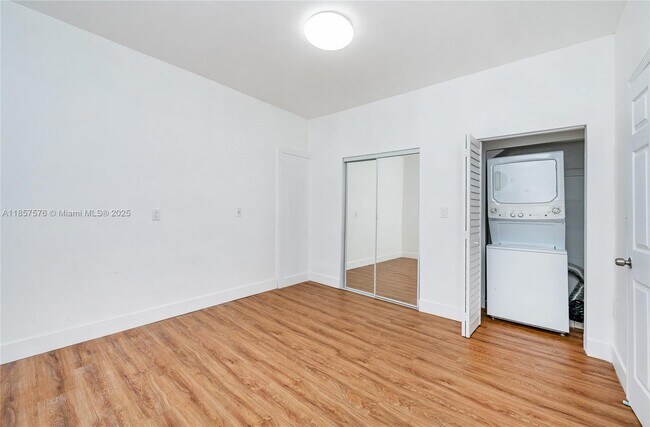 Building Photo - 2368 SW 26th St