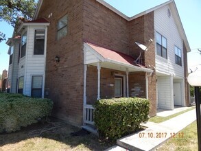 Building Photo - NICE 2 BEDROOM 2.5 BATH