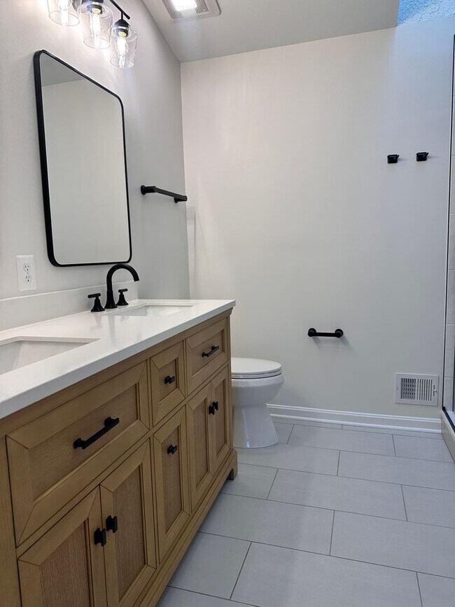 Building Photo - Renovated Kingstowne Townhouse | 3 Beds, 2...