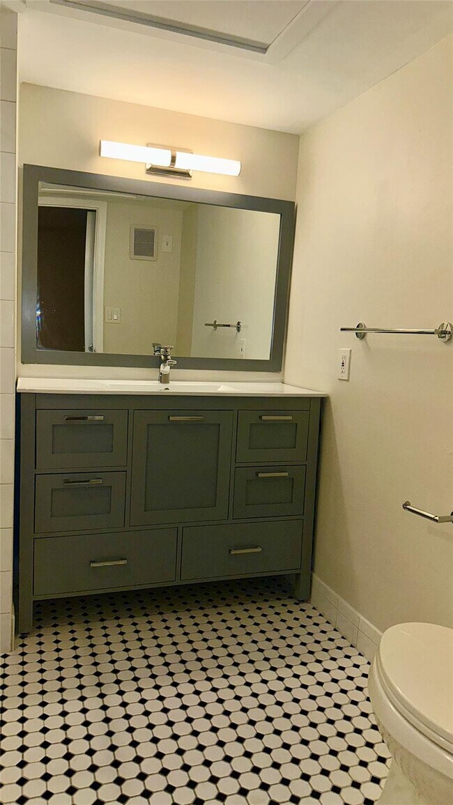 Building Photo - 12 NE 19th Ct