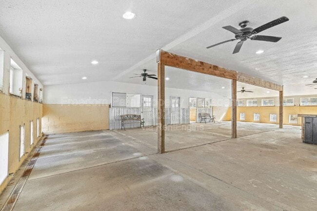 Building Photo - 17778 E Canary Creek Rd