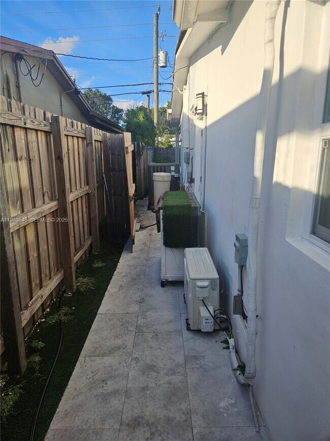 Building Photo - 7817 Fairway Blvd