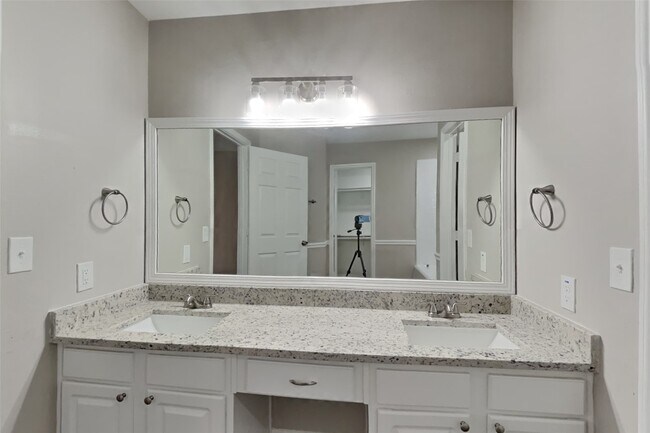 Building Photo - 19018 Oakway Dr