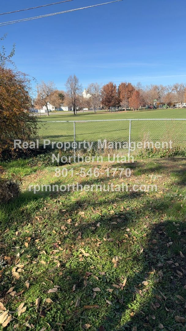 Building Photo - 5 Bedroom 2 Bath Home In Kaysville Available!