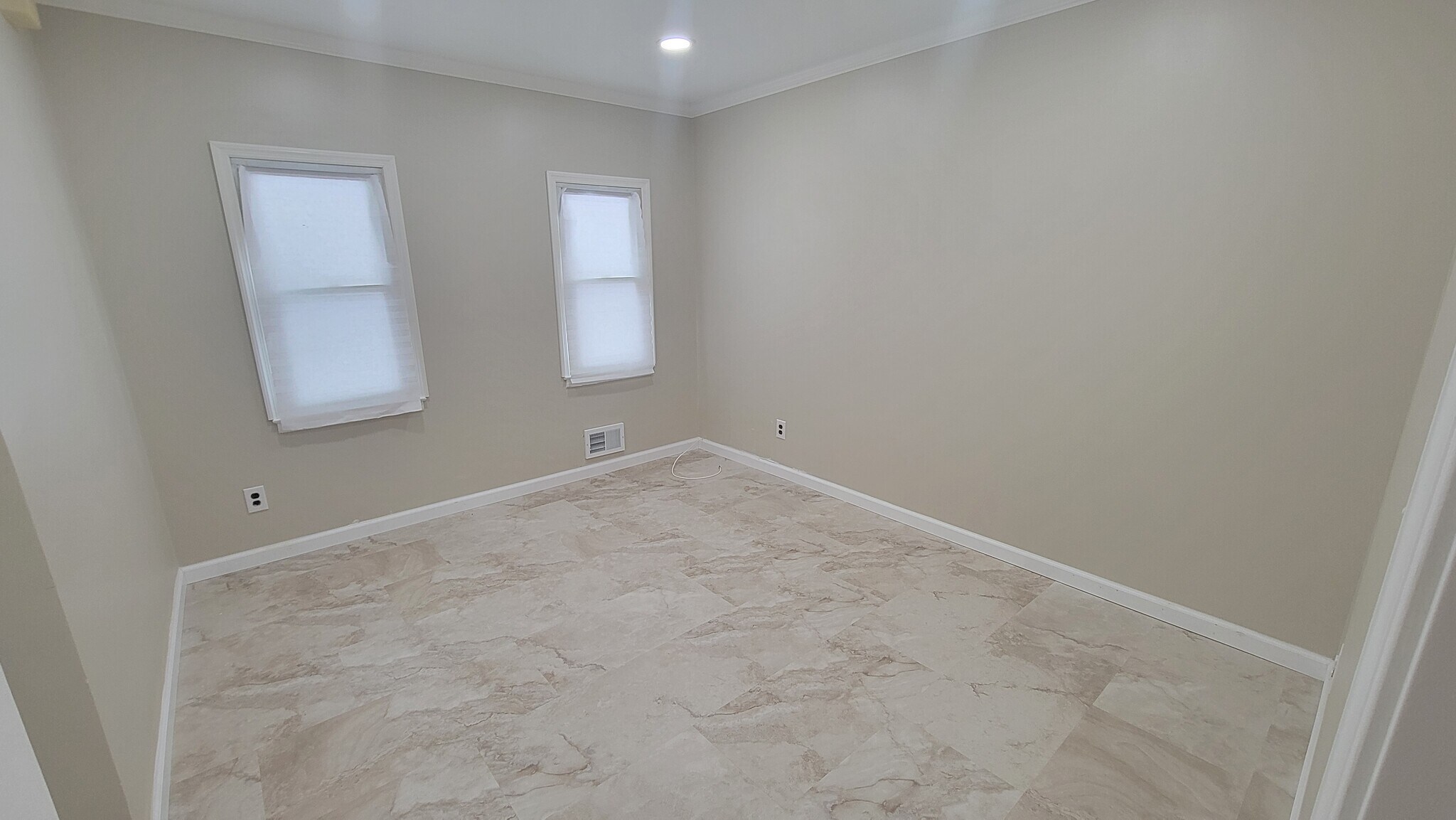 Building Photo - 15 Windsor Rd