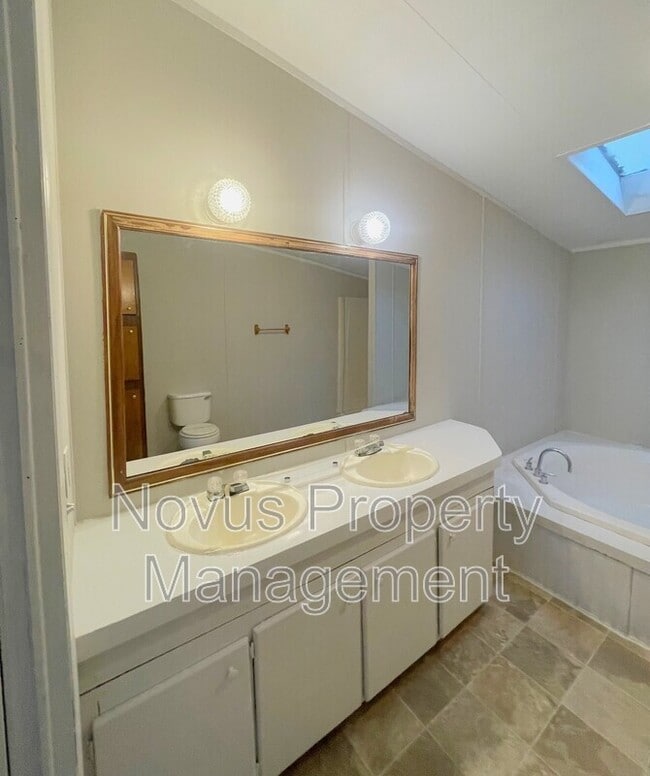 Building Photo - 249 Oakleigh Dr