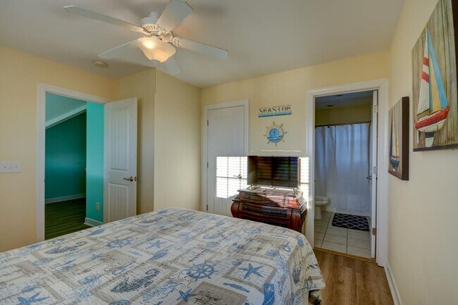 Building Photo - 5BR, 4BA Townhome - Pet Friendly with Beac...