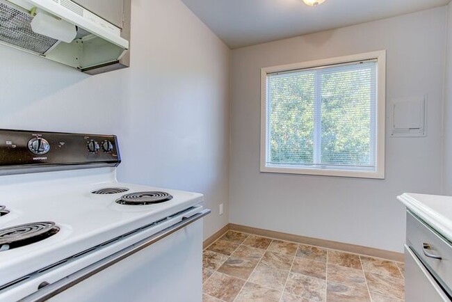 Building Photo - 2bed/1bath Available NOW! SPRING SPECIAL 1...