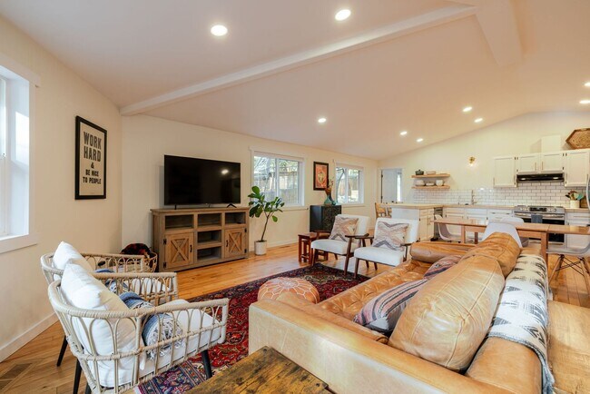 Building Photo - 3BR Furnished NW Bend Home