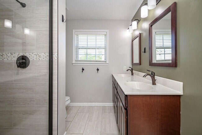 Building Photo - 709 Campusview Dr