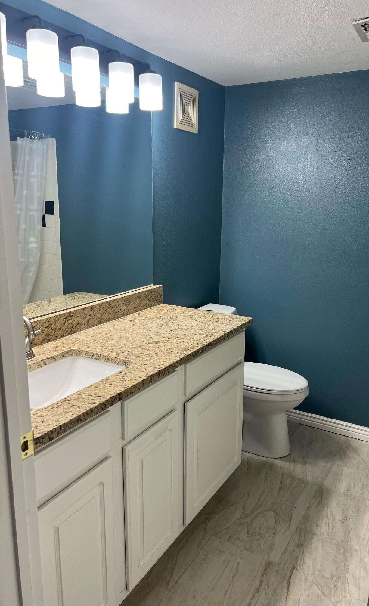 Secondary Bathroom - 1927 Piper St