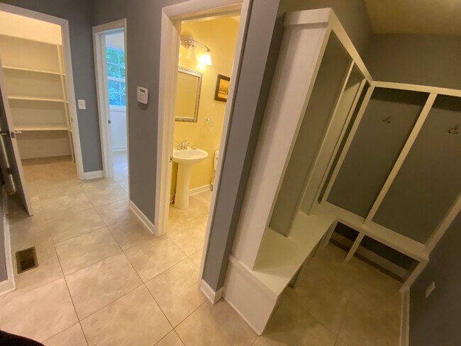 Building Photo - 4 Bedroom - Upper Arlington