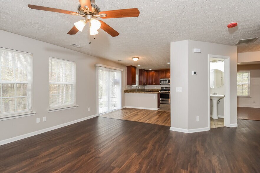 Building Photo - 41 Creekmoore Ct