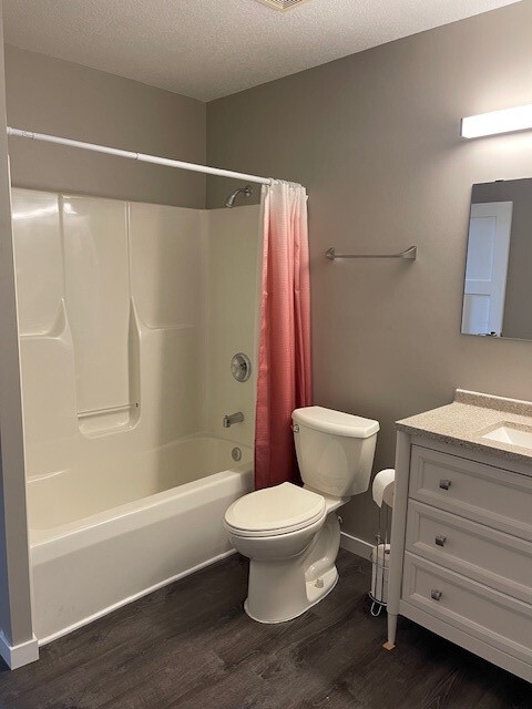 Full Lower Bath - 1139 N Glenwood Cir