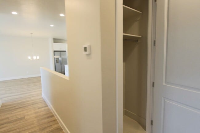 Building Photo - LIKE NEW: 2170+ SQFT and majestic VIEWS  3 Br 2.5 Ba 2 Car garage