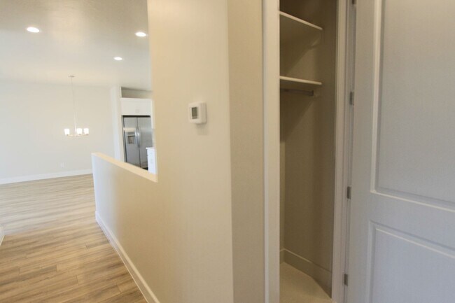 Building Photo - LIKE NEW: 2170+ SQFT and majestic VIEWS  3...