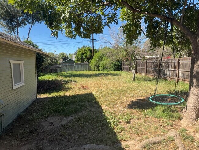 Building Photo - "Charming Riverside Retreat: Cozy 2-Bedroom Home with Modern Comforts!"