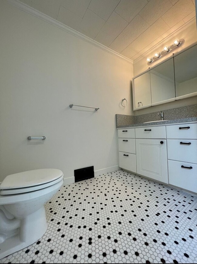 Building Photo - Spectacular View! Remodeled One bedroom with Partially finished basement in Linnton~ Front and ba...