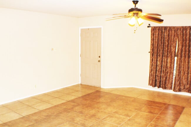 Building Photo - Lovely rental home near UTSA and USAA. Rea...