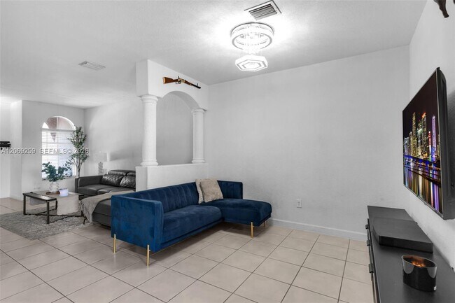 Building Photo - 2583 SE 13th Ct