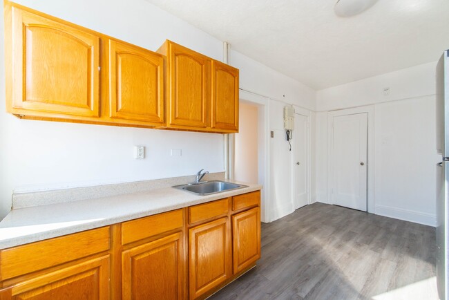 Kitchen Photo #3 - 355 Lincoln Ave