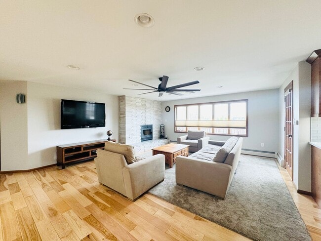 Building Photo - 4 Bedroom 2 Bathroom Home in a Quiet Count...