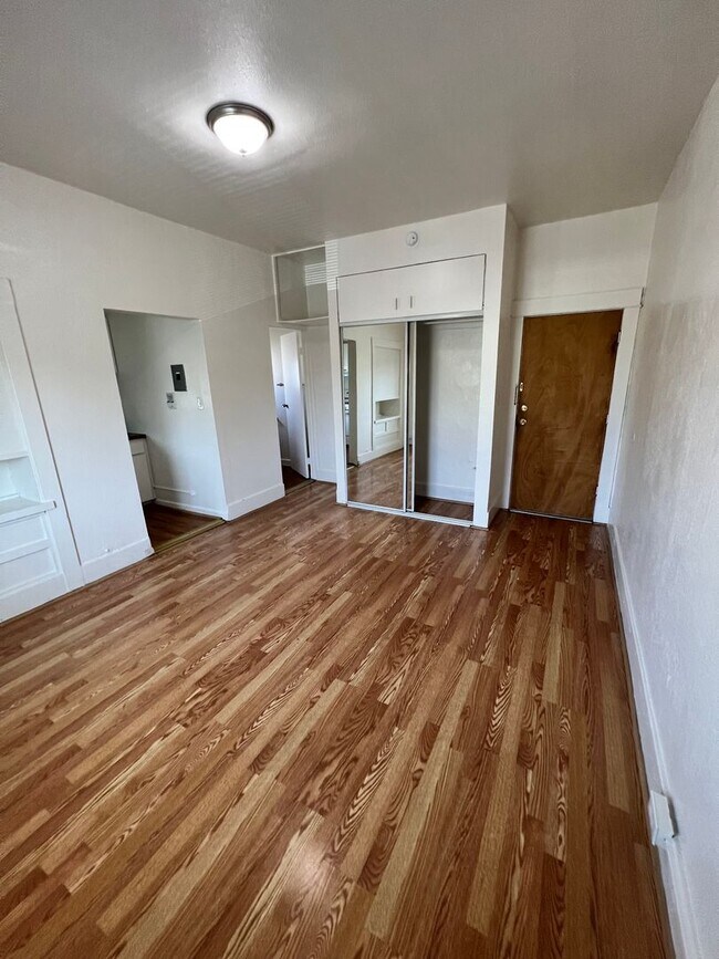 Building Photo - A Bright Upstairs Single Apartment in a Gr...