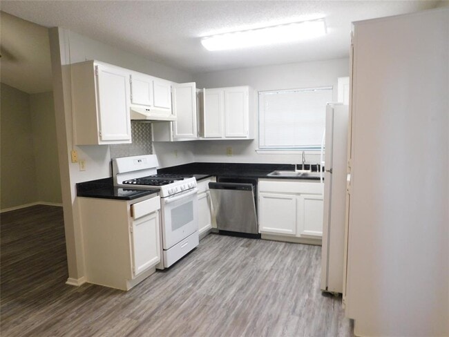 Building Photo - 501-503 Willowbend Cove