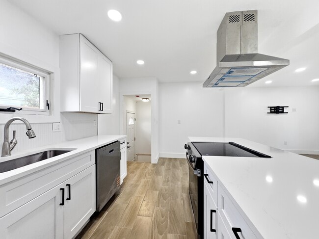 Building Photo - 2090 Moran Ave