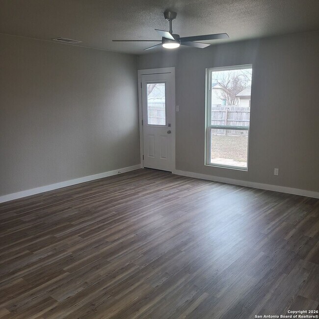 Building Photo - 3 Bedrooms 1 and 1/2 Bath