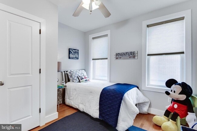 Building Photo - Gorgeous Rowhome Walking Distance to Colum...