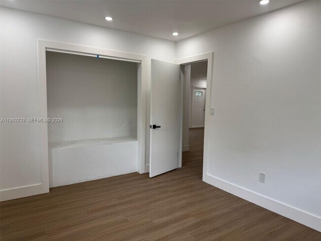 Building Photo - 370 NW 43rd Ave