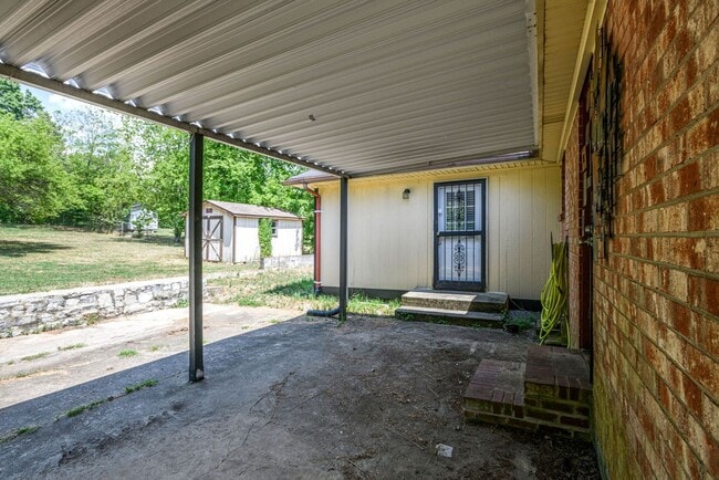 Building Photo - Newly Updated Home Just Minutes From Downtown Nashville