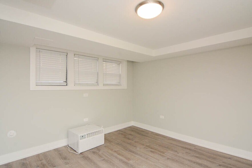 Building Photo - 438 W Belden Ave