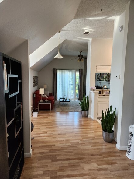 Example of furnished uni - 3701 Cedarplaza Ln