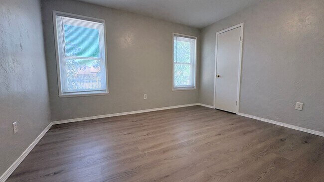 Building Photo - 305 Swinging Spear Rd