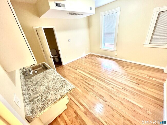 Building Photo - 135 W Main St