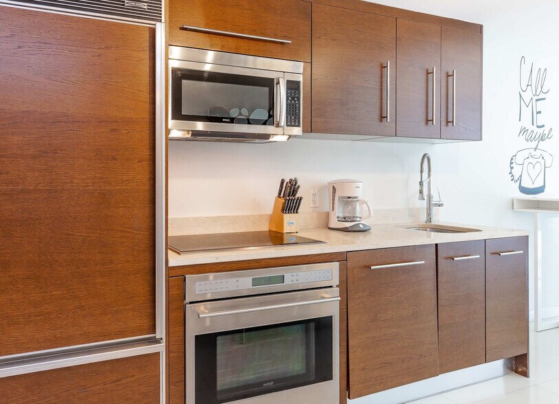 Building Photo - 485 Brickell Ave