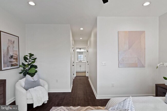 Building Photo - 2235 Hope St