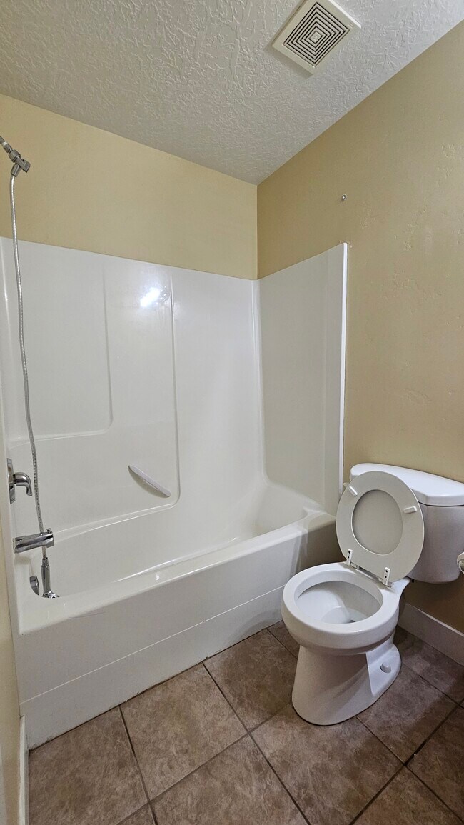 Building Photo - 2718 N Elm Dr