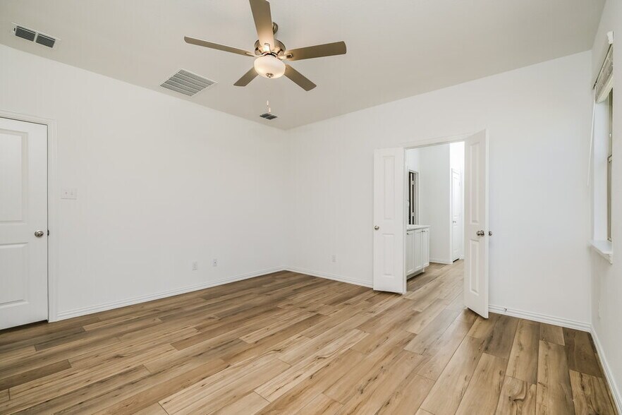 Building Photo - 1100 Daffodil St