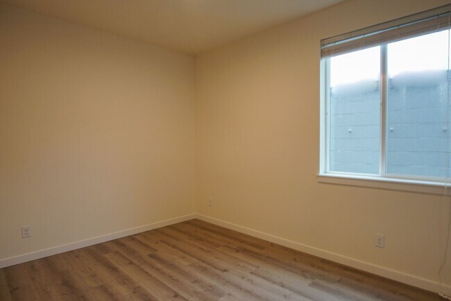 Building Photo - Spacious 2nd Floor 2-Bed in John's Landing...